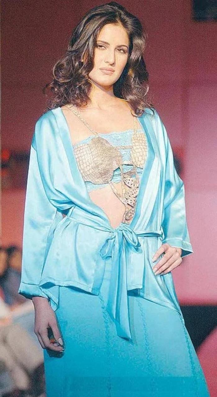 Katrina exudes angelic energy in this light blue set, she effortlessly carries this kimono esque jacket, skirt and a beautiful blue top underneath the jacket. The outfit was further accentuated with a silver bodice&nbsp;